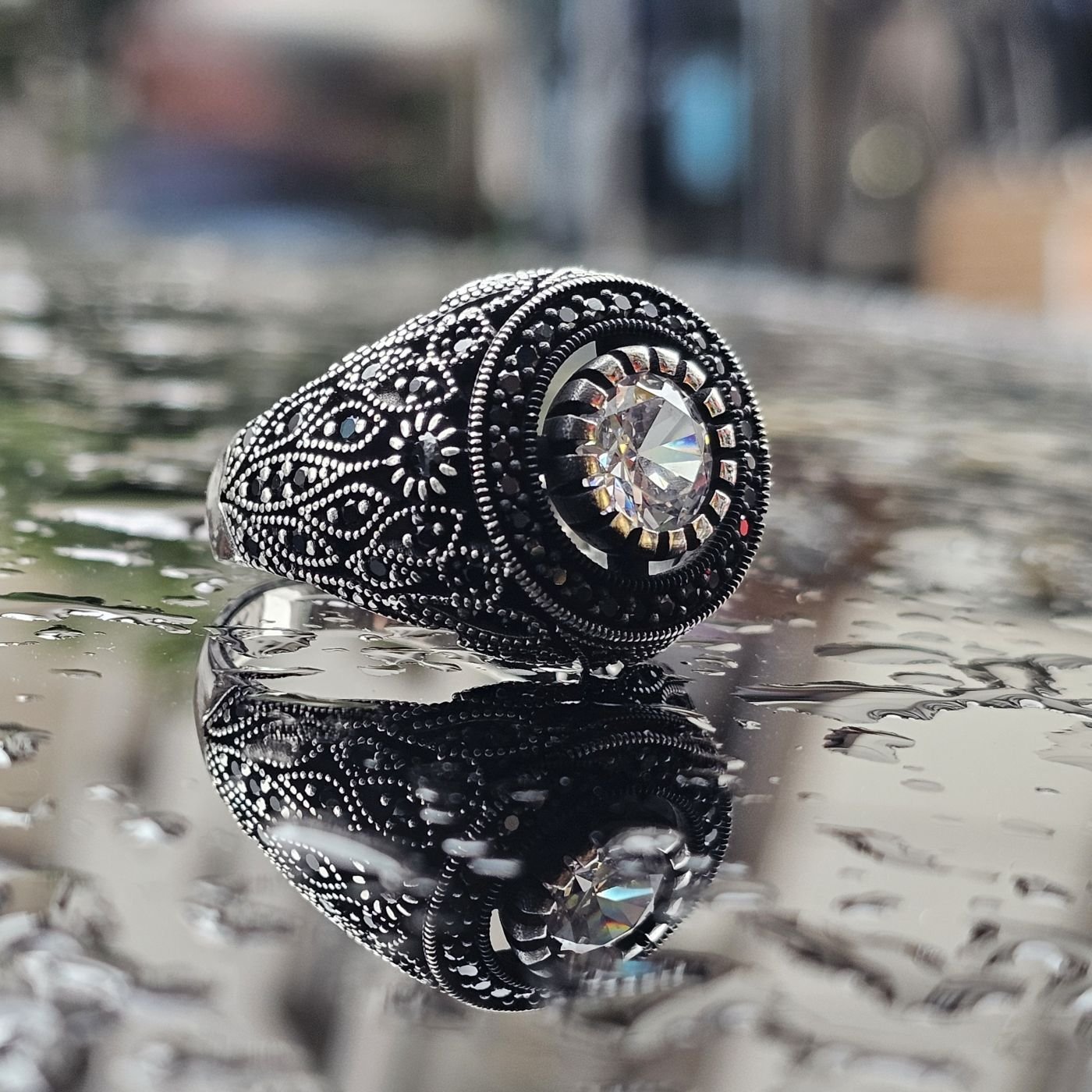 925 Ayar Gümüş Beyaz Zirkon taşlı,  yanları Mikrotaş işlemeli Oksitli Erkek Yüzük