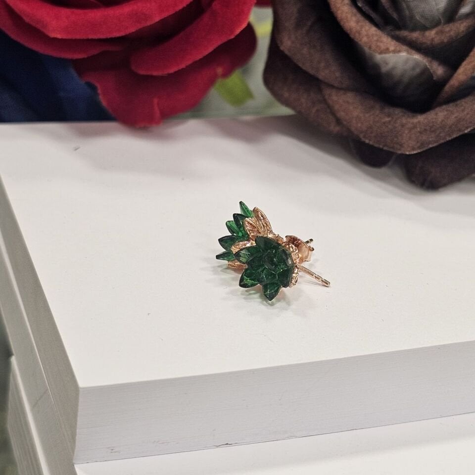 925 Ayar Gümüş Lotus Çiçeği Model Zümrüt taşlı  Kadın Küpe