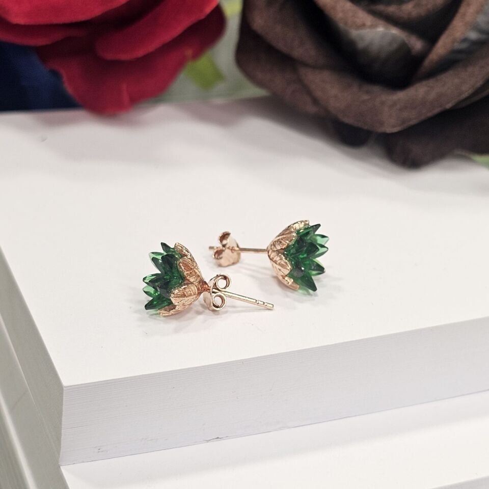 925 Ayar Gümüş Lotus Çiçeği Model Zümrüt taşlı  Kadın Küpe