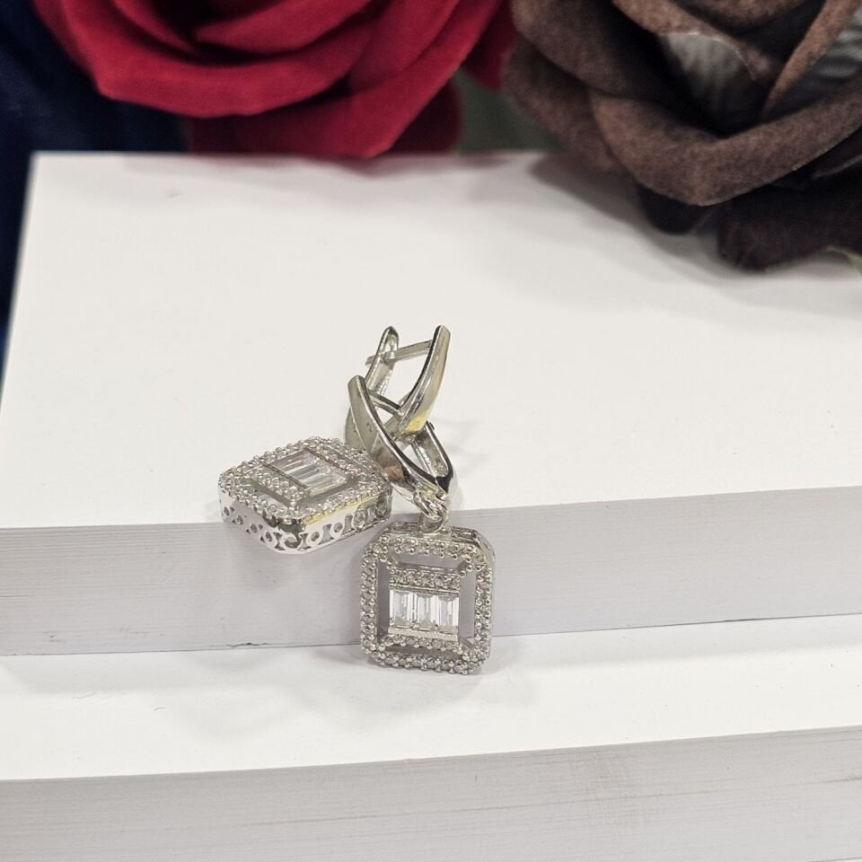 925 Ayar Gümüş Kare Baget Zirkon taşlı  Kadın Küpe