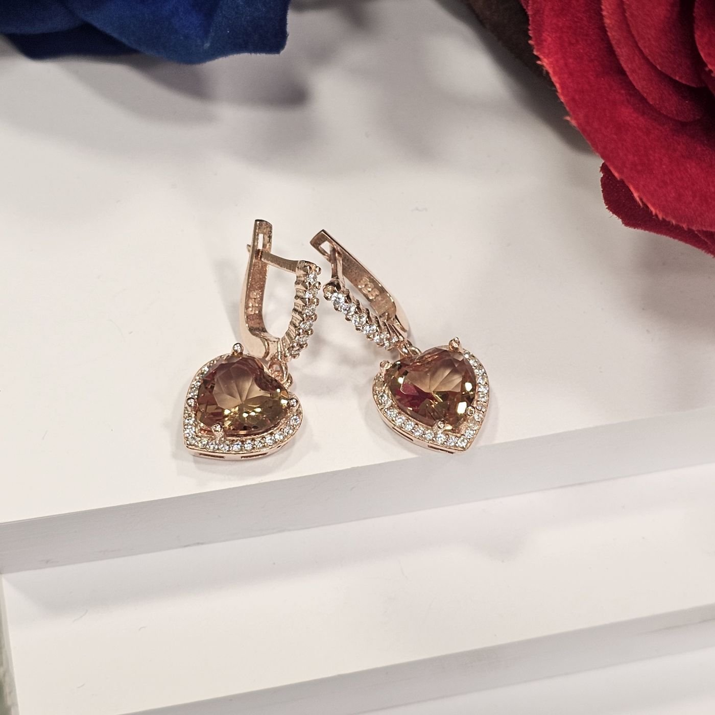 925 Ayar Gümüş Kalpli Zultanit Taşlı Mikrotaş işlemeli Rose Kaplama Kadın Küpe